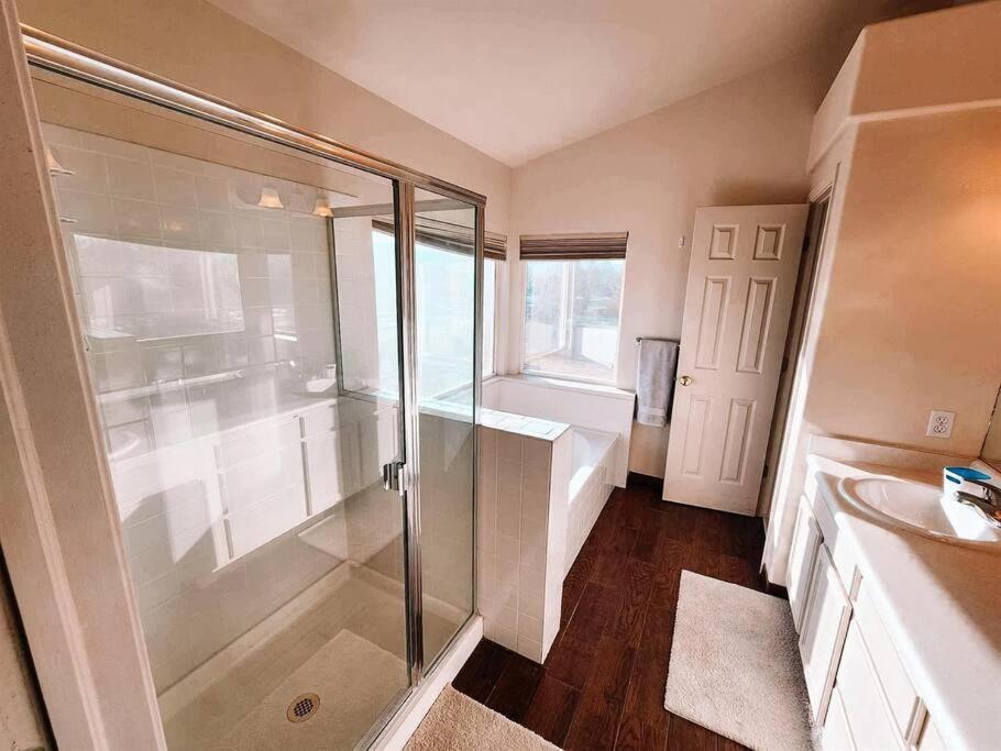 Pet Friendly/3 King Beds/sleeps 14/game Near