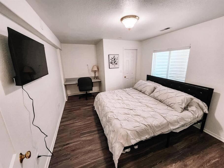 Villa Pet Friendly/3 King Beds/sleeps 14/game Near *