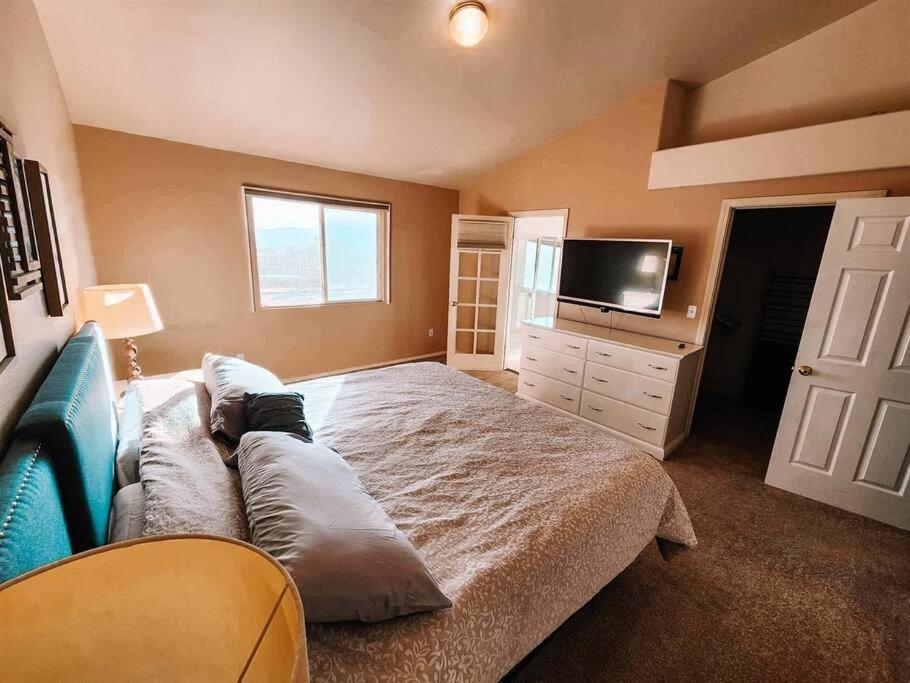 Pet Friendly/3 King Beds/sleeps 14/game Near Villa *