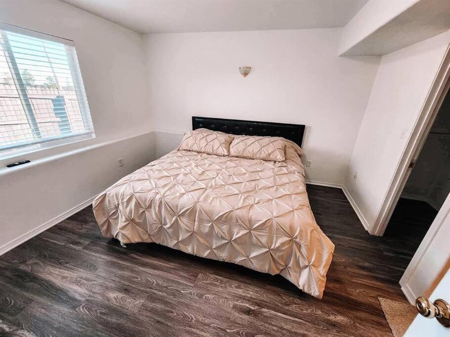 Pet Friendly/3 King Beds/sleeps 14/game Near Colorado Springs