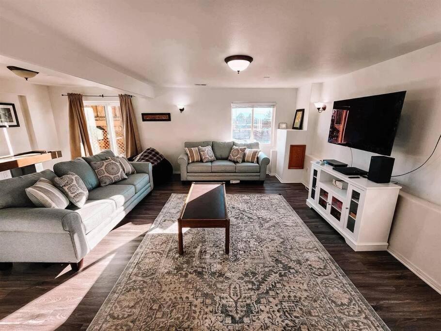 Villa Pet Friendly/3 King Beds/sleeps 14/game Near