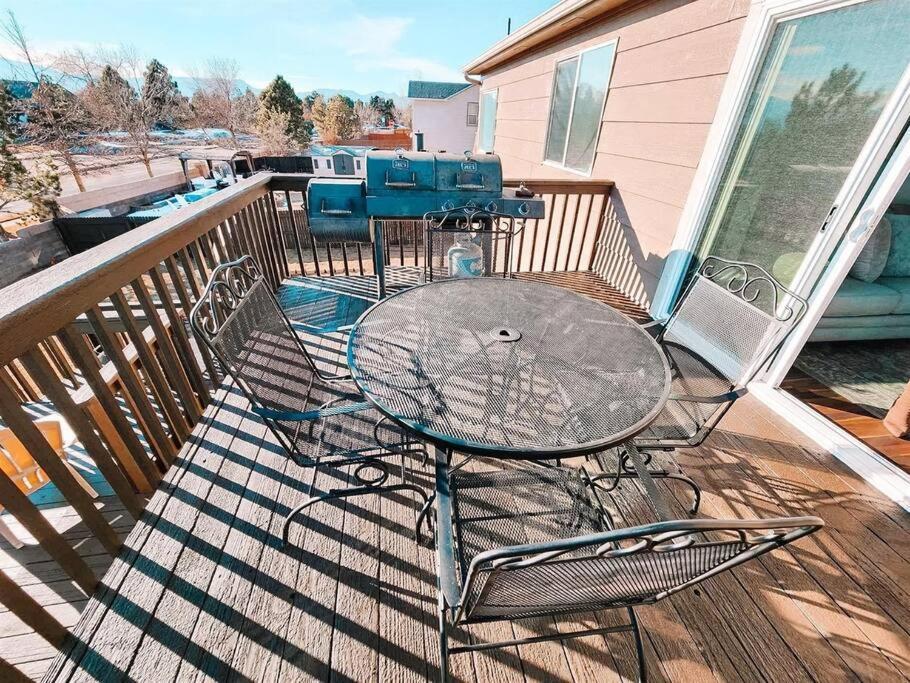 Pet Friendly/3 King Beds/sleeps 14/game Near Colorado Springs
