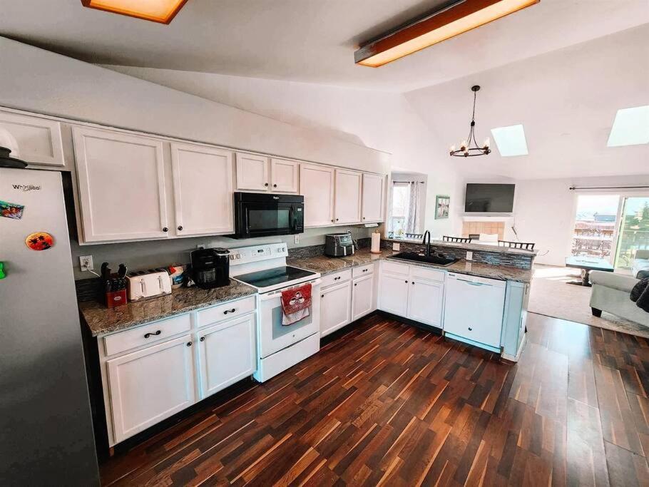 Pet Friendly/3 King Beds/sleeps 14/game Near