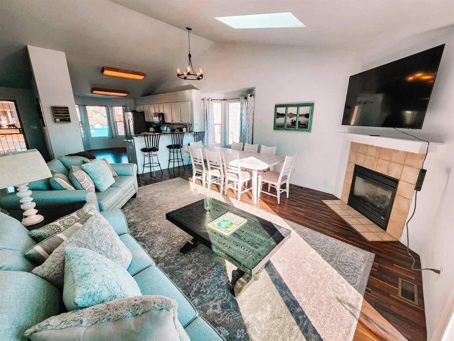 Villa Pet Friendly/3 King Beds/sleeps 14/game Near Colorado Springs