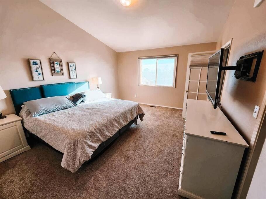 Pet Friendly/3 King Beds/sleeps 14/game Near Villa