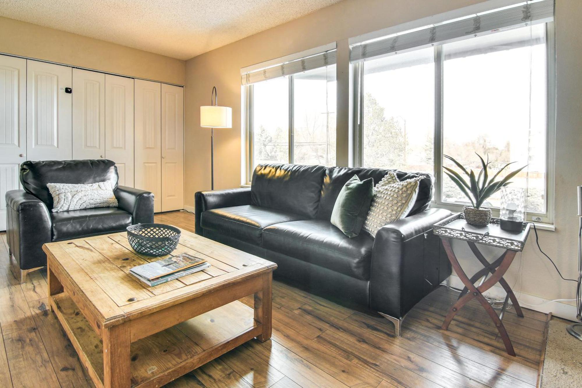 Apartment With Fireplace Near Downtown