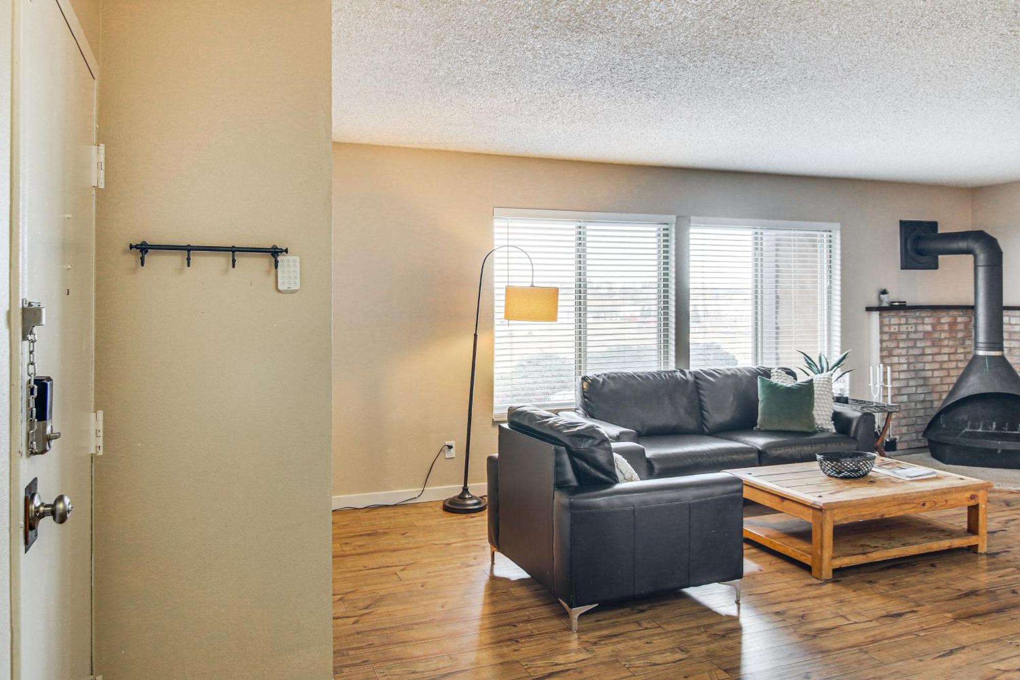 With Fireplace Near Downtown Apartment *