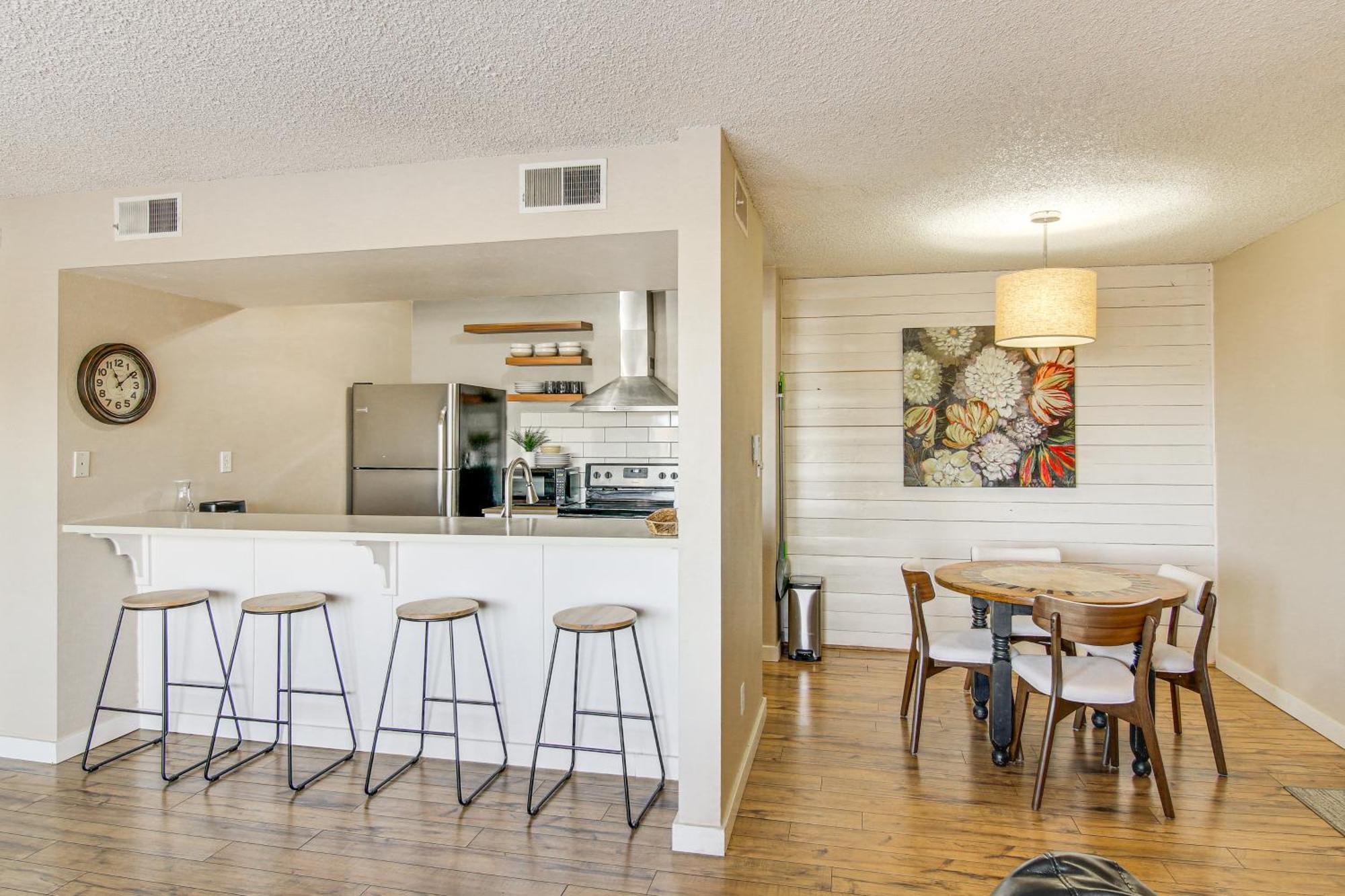 With Fireplace Near Downtown Apartment