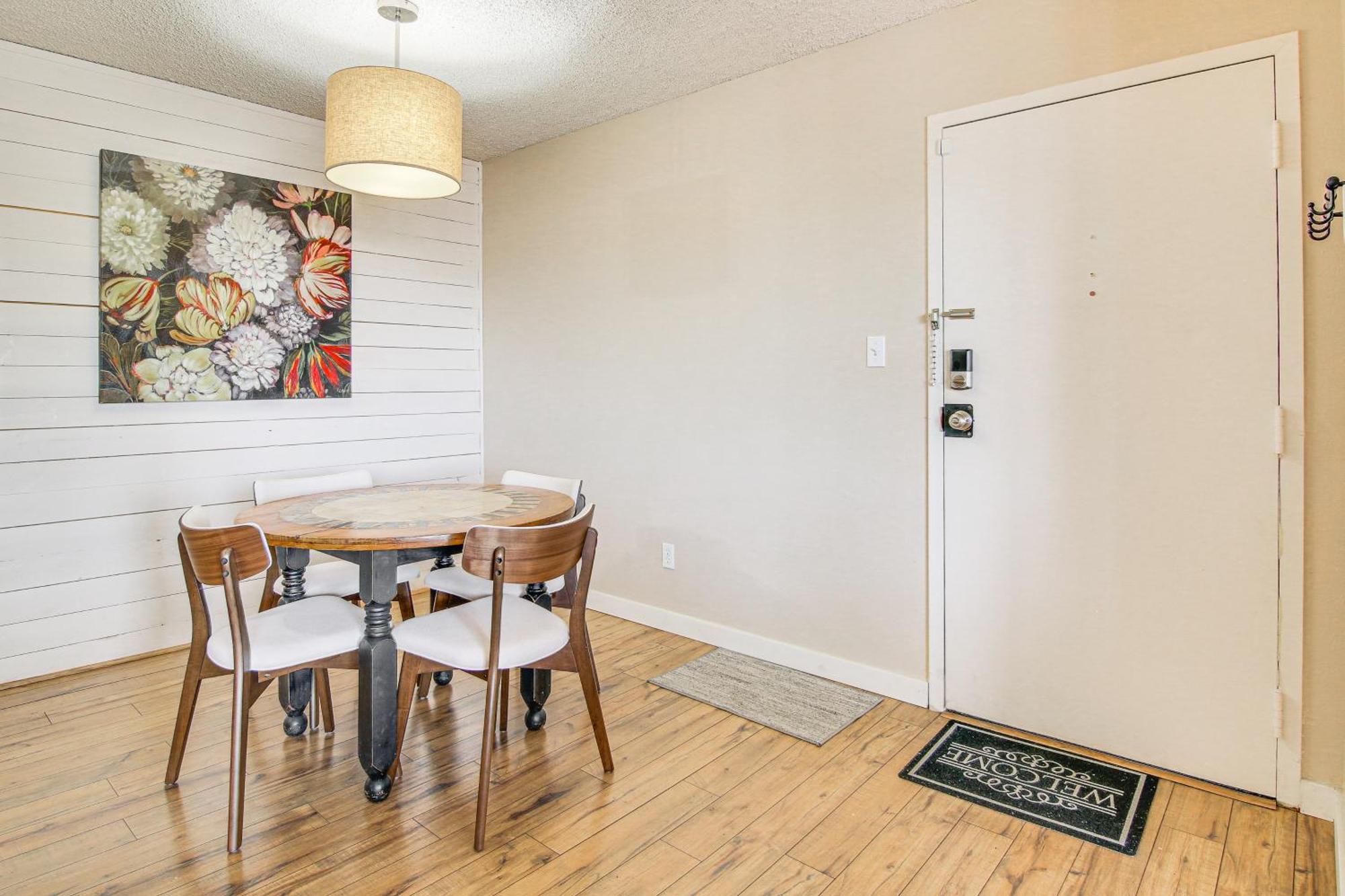 With Fireplace Near Downtown Apartment *