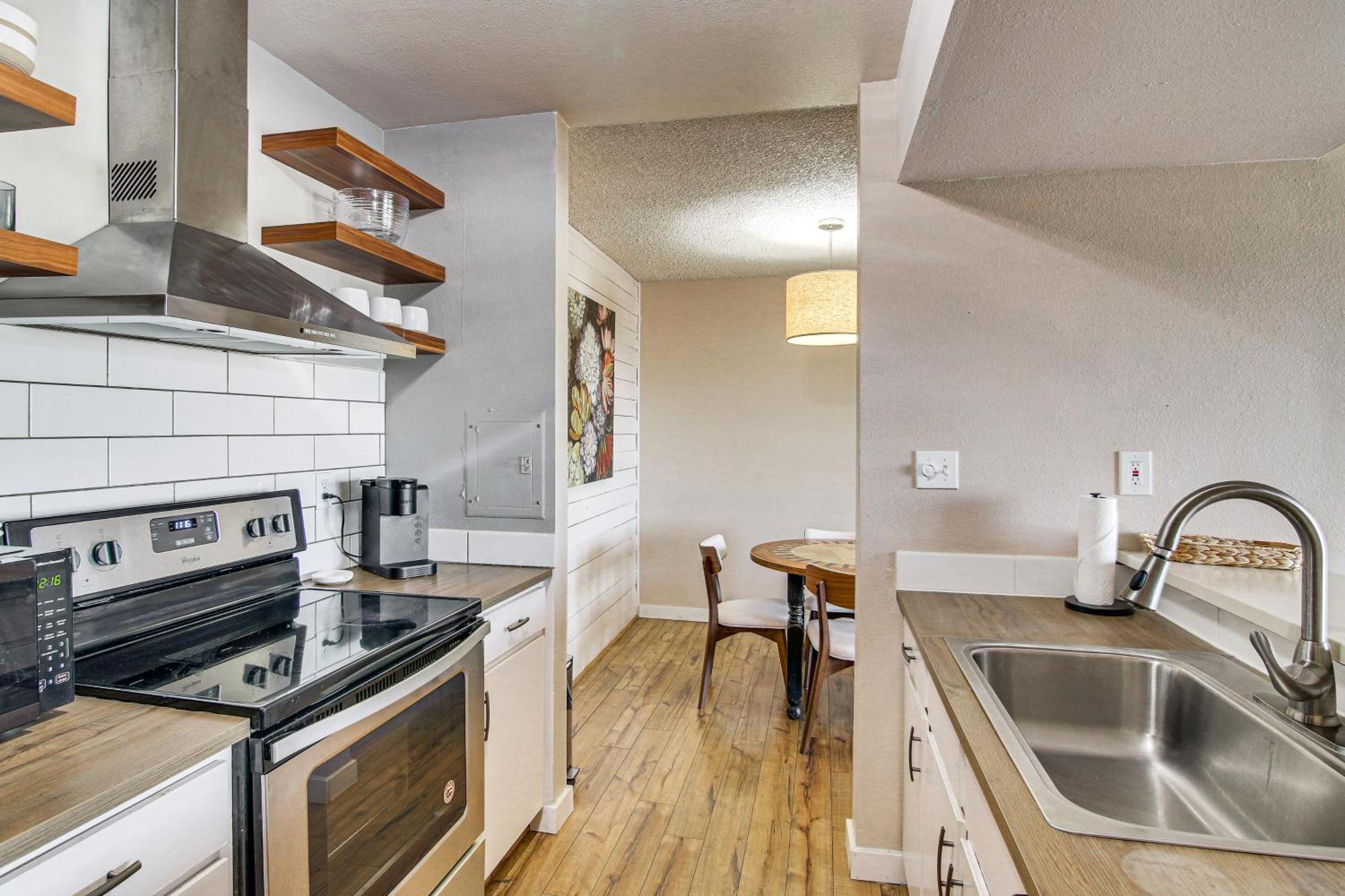 With Fireplace Near Downtown Apartment *