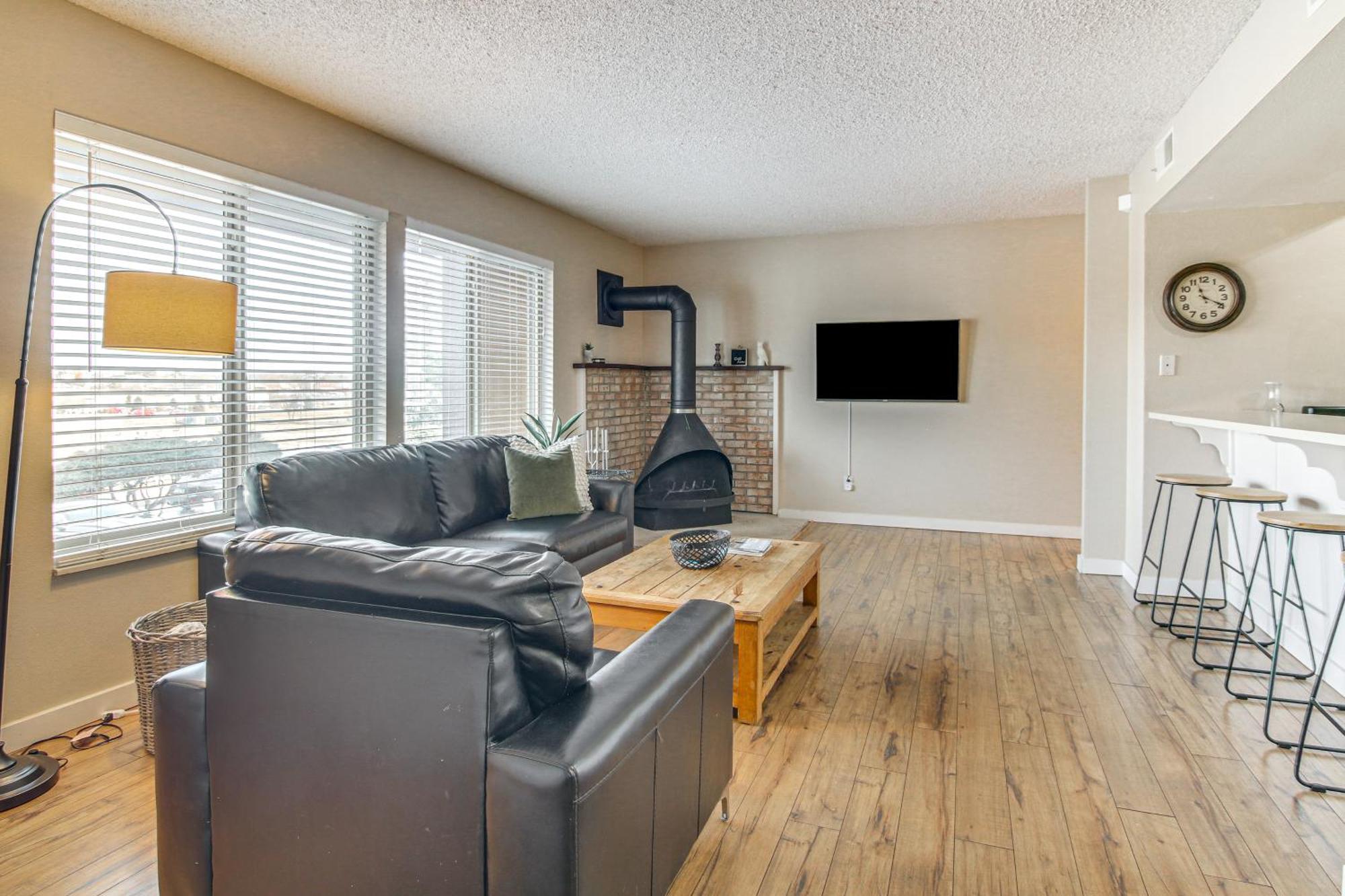 With Fireplace Near Downtown Apartment