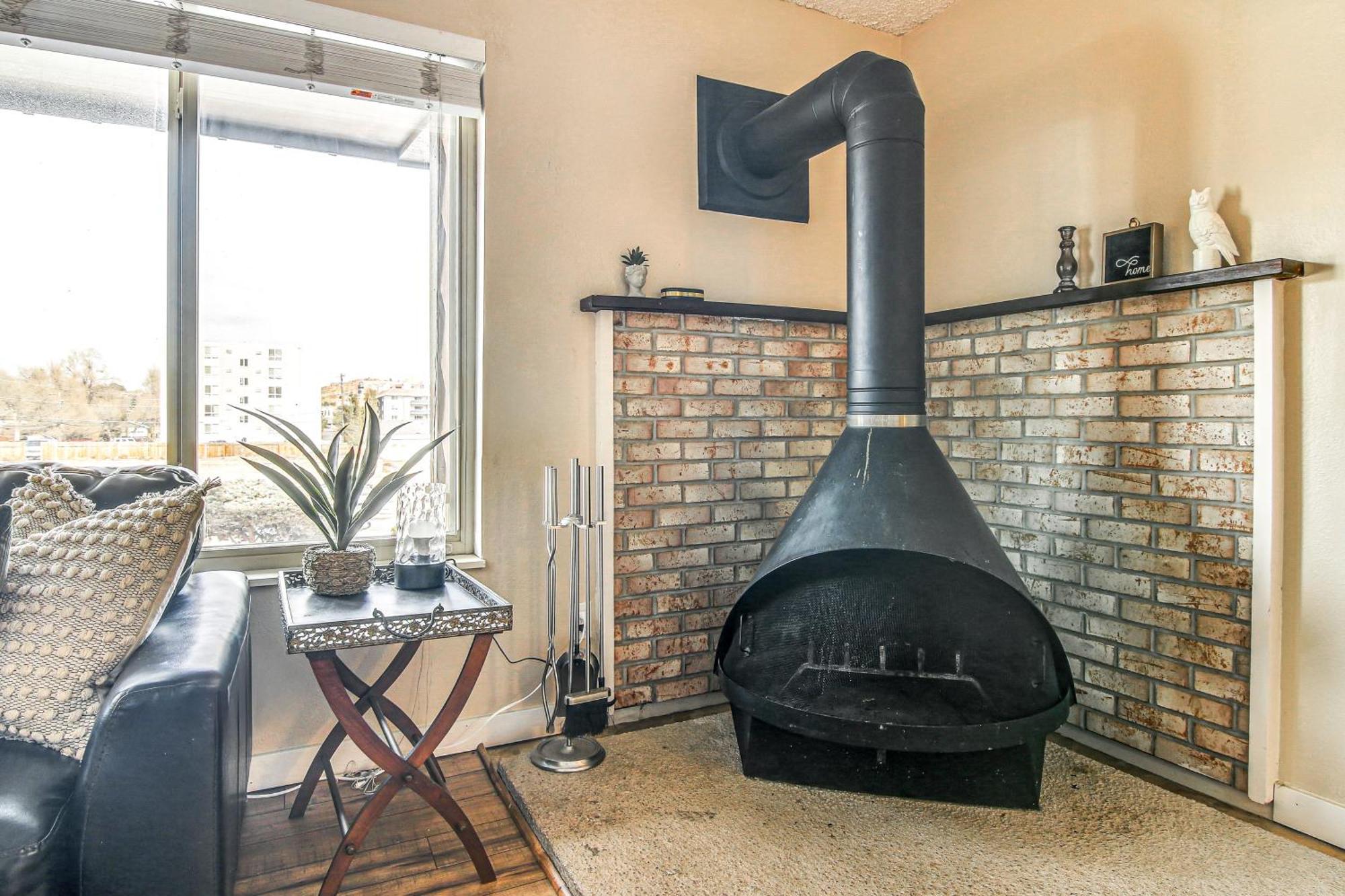 With Fireplace Near Downtown Apartment *