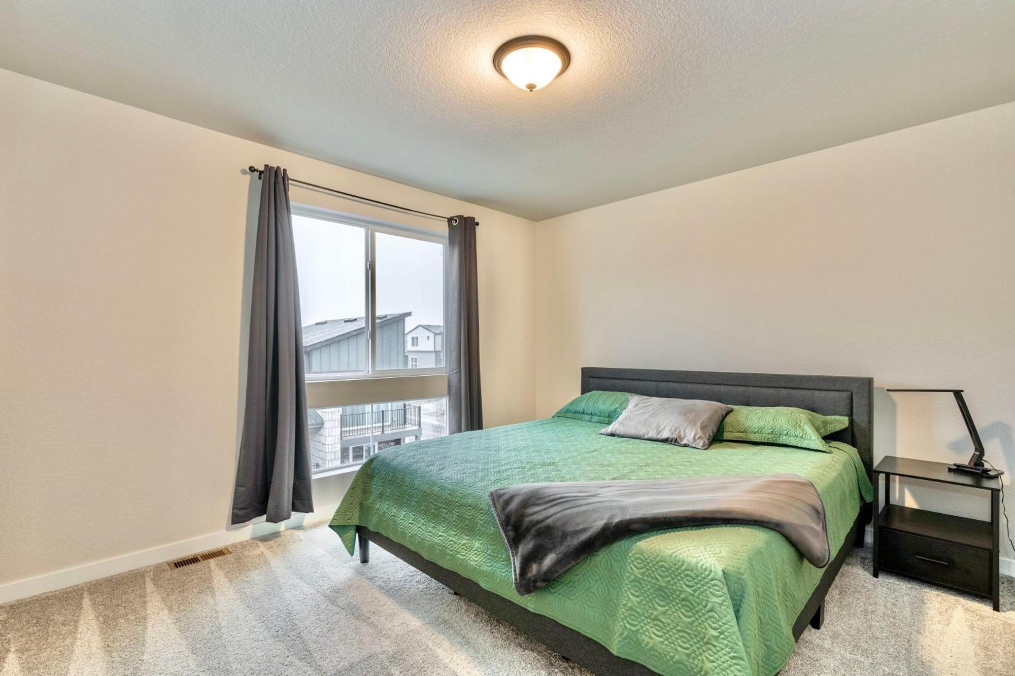 Tempurpedic Quartz Balcony Modern 3br 3 5ba Holiday home Colorado Springs