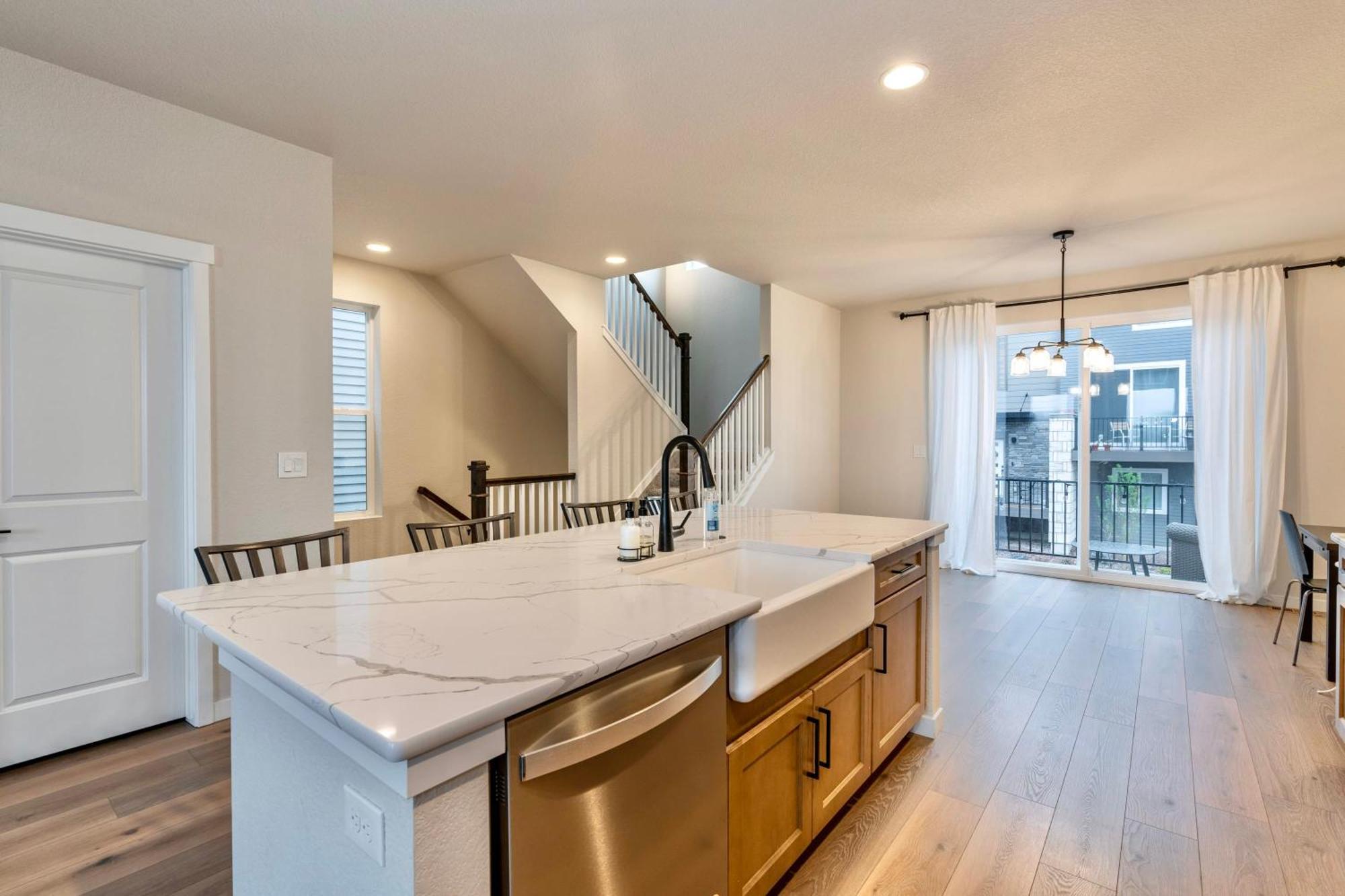 Tempurpedic Quartz Balcony Modern 3br 3 5ba * Colorado Springs