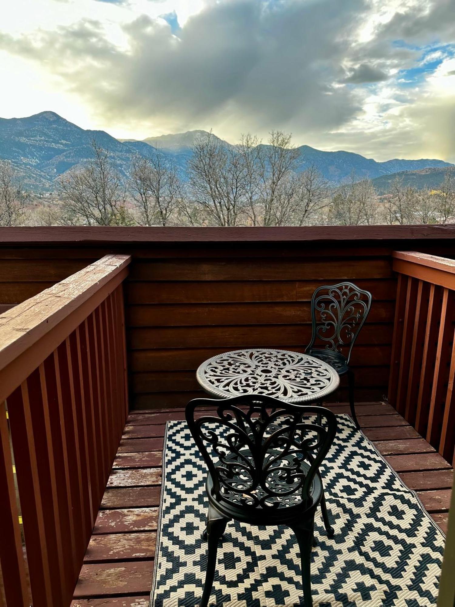 Indoor Pool, Hot Tub, Sauna! Villa Colorado Springs