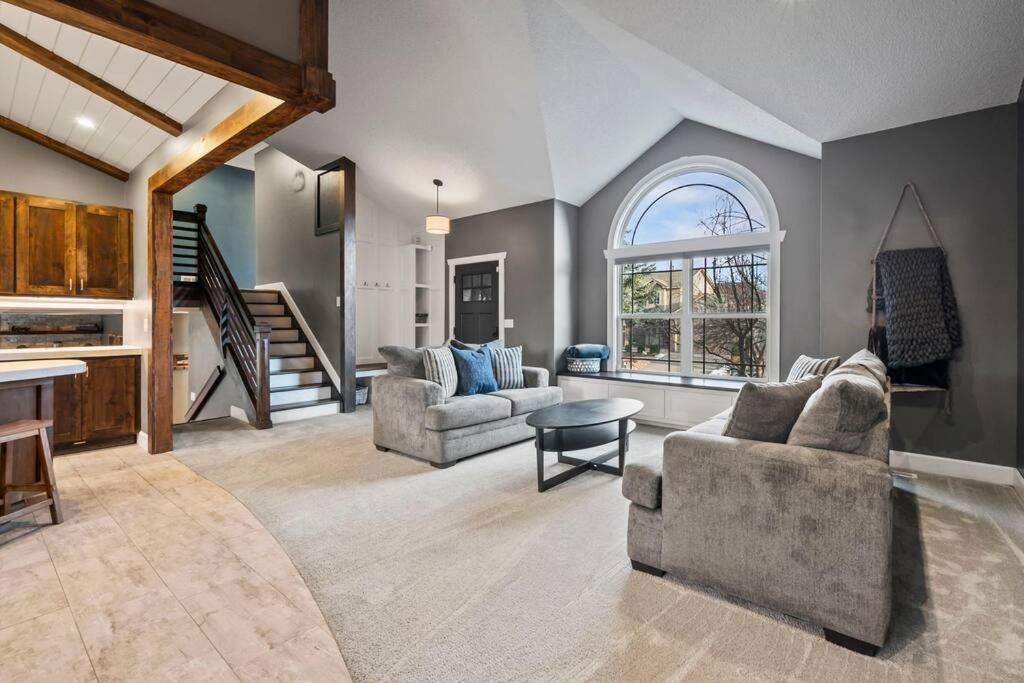 Pet-friendly, Flexible Extensions, Sleeps 10+