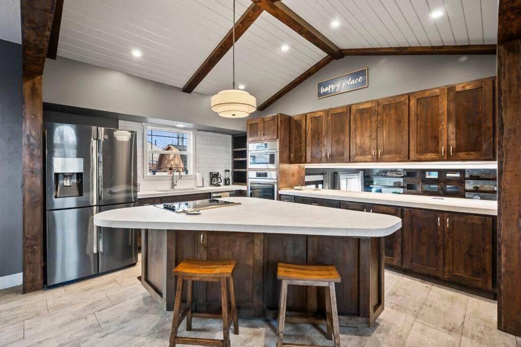 Pet-friendly, Flexible Extensions, Sleeps 10+ Colorado Springs