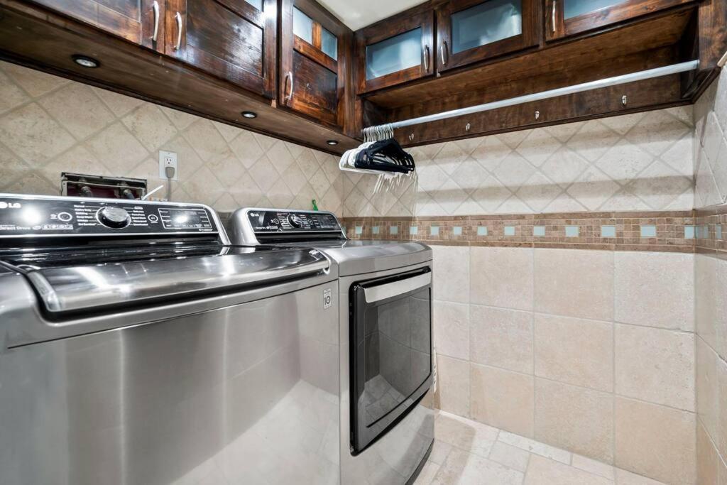 Pet-friendly, Flexible Extensions, Sleeps 10+ Holiday home