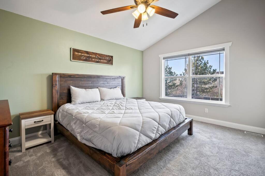 Pet-friendly, Flexible Extensions, Sleeps 10+ * Colorado Springs