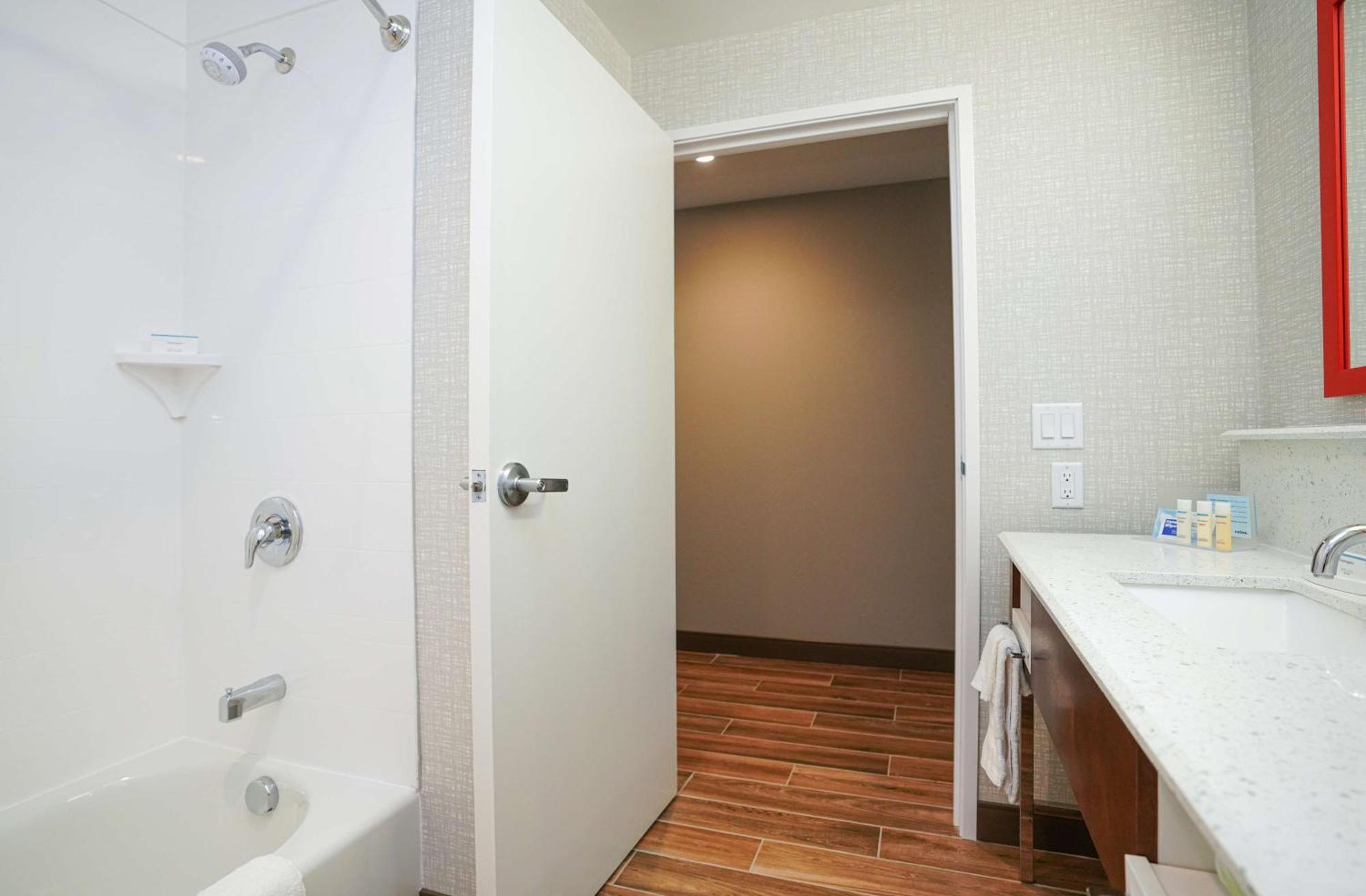 Hampton I-25 Hotel 3*