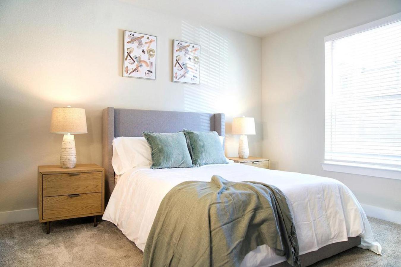 Apartment Landing Modern With Amazing Amenities *