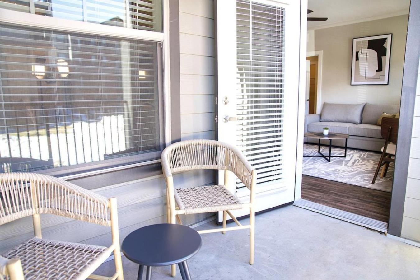 Apartment Landing Modern With Amazing Amenities *