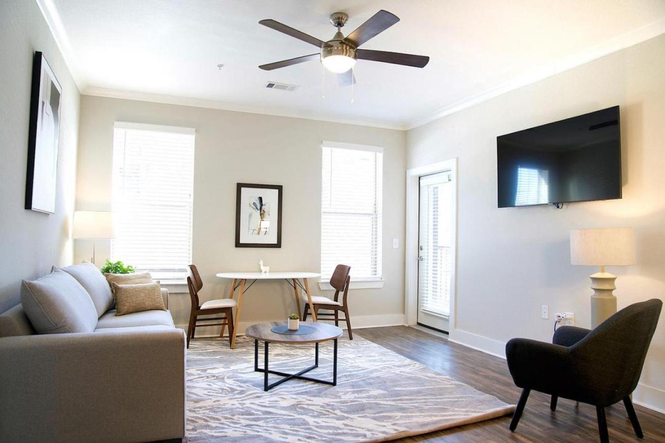 Apartment Landing Modern With Amazing Amenities