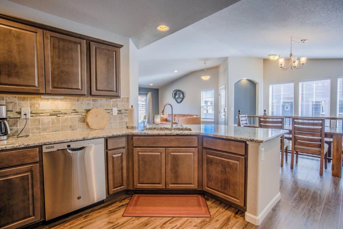 4br Modern Townhome Close To Usafa Holiday home *