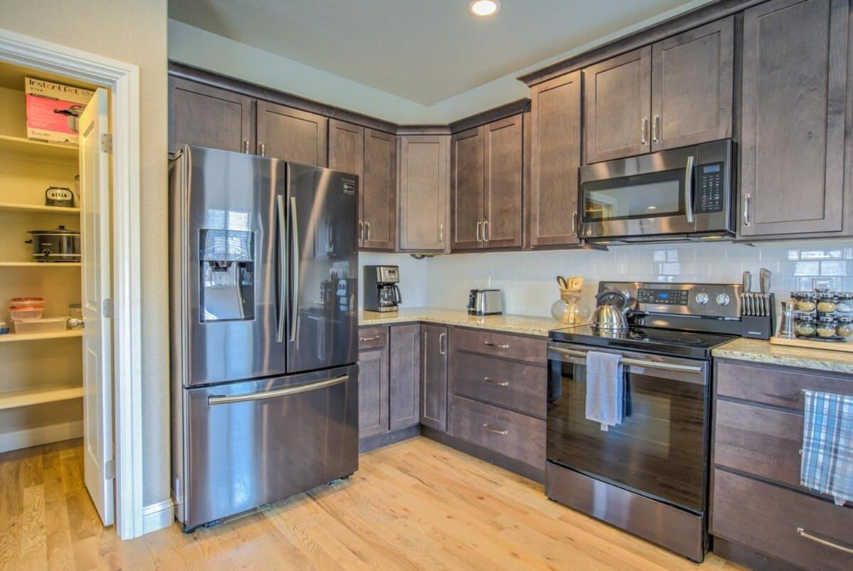4bd Pikes Peak Views Minutes To Hiking & Dining Holiday home Colorado Springs