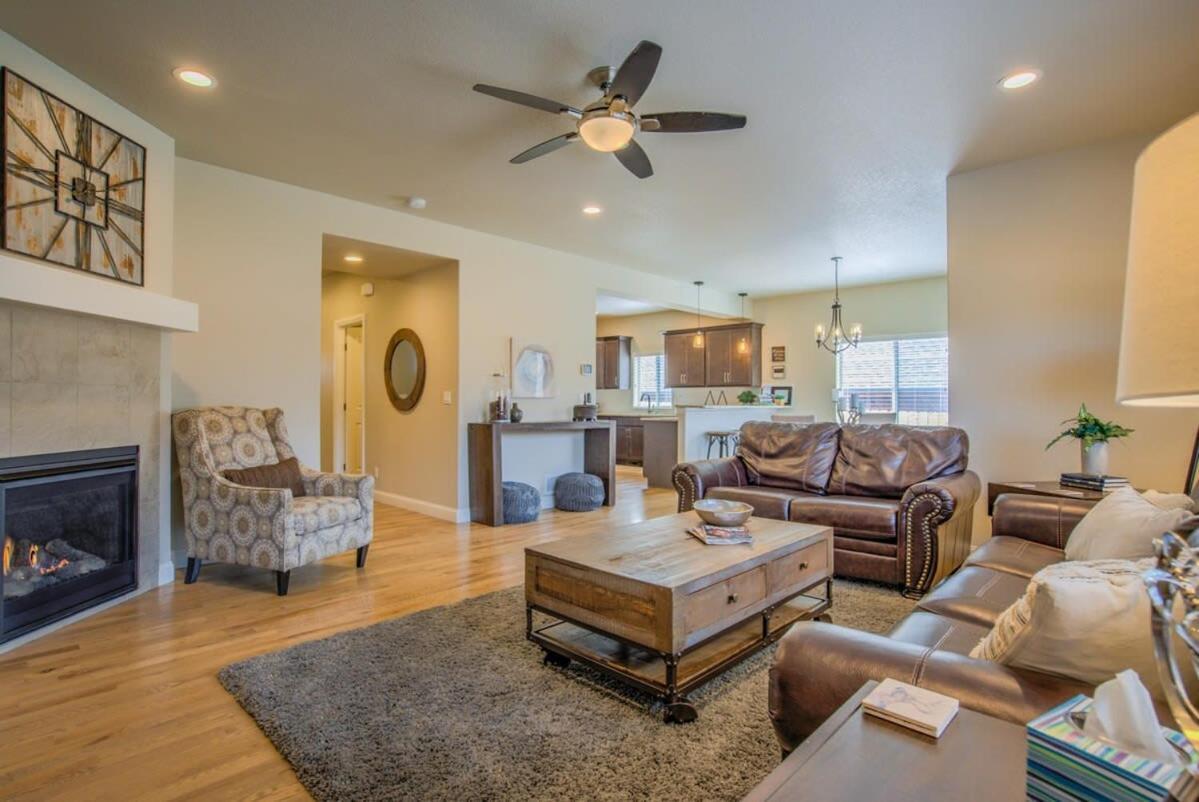 4bd Pikes Peak Views Minutes To Hiking & Dining