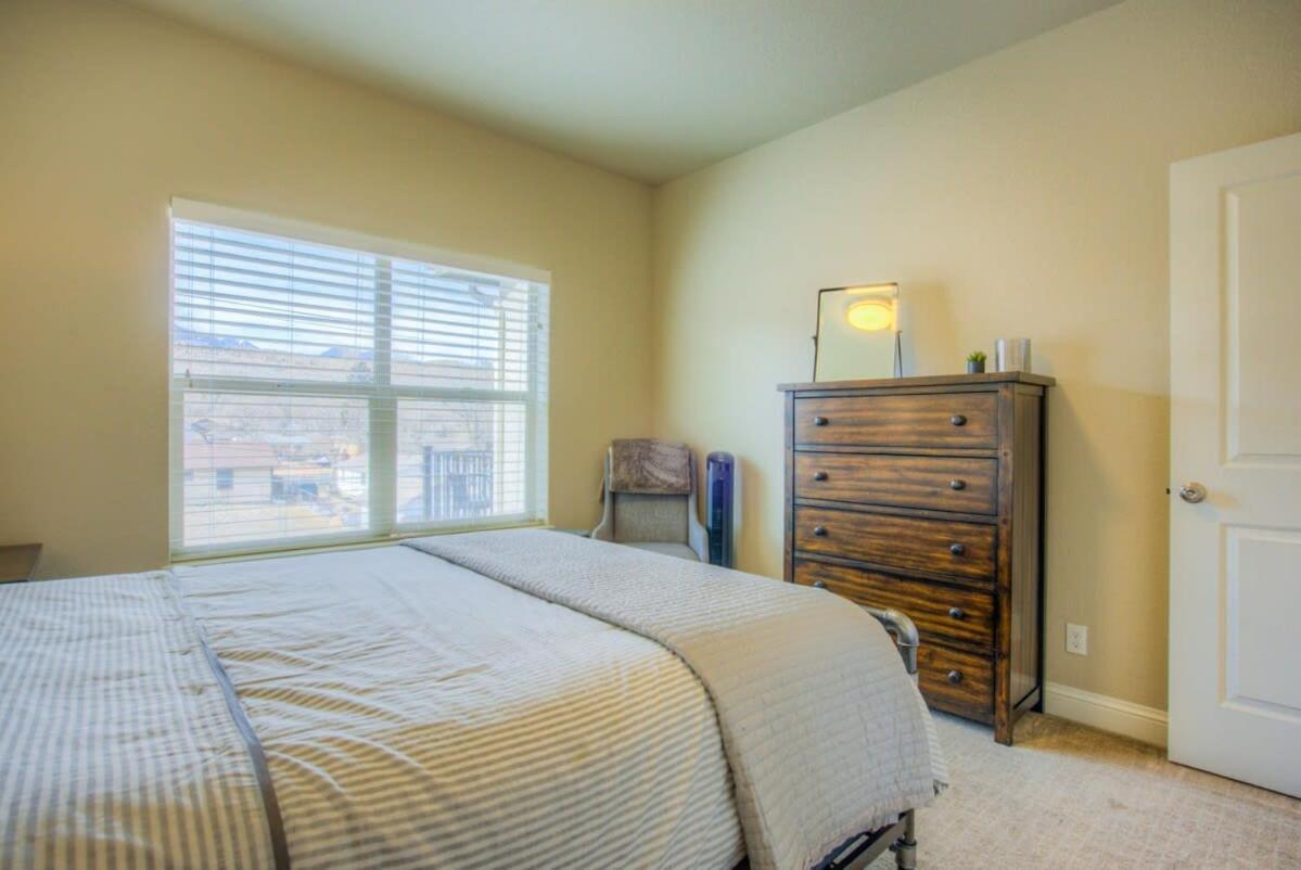 4bd Pikes Peak Views Minutes To Hiking & Dining Holiday home