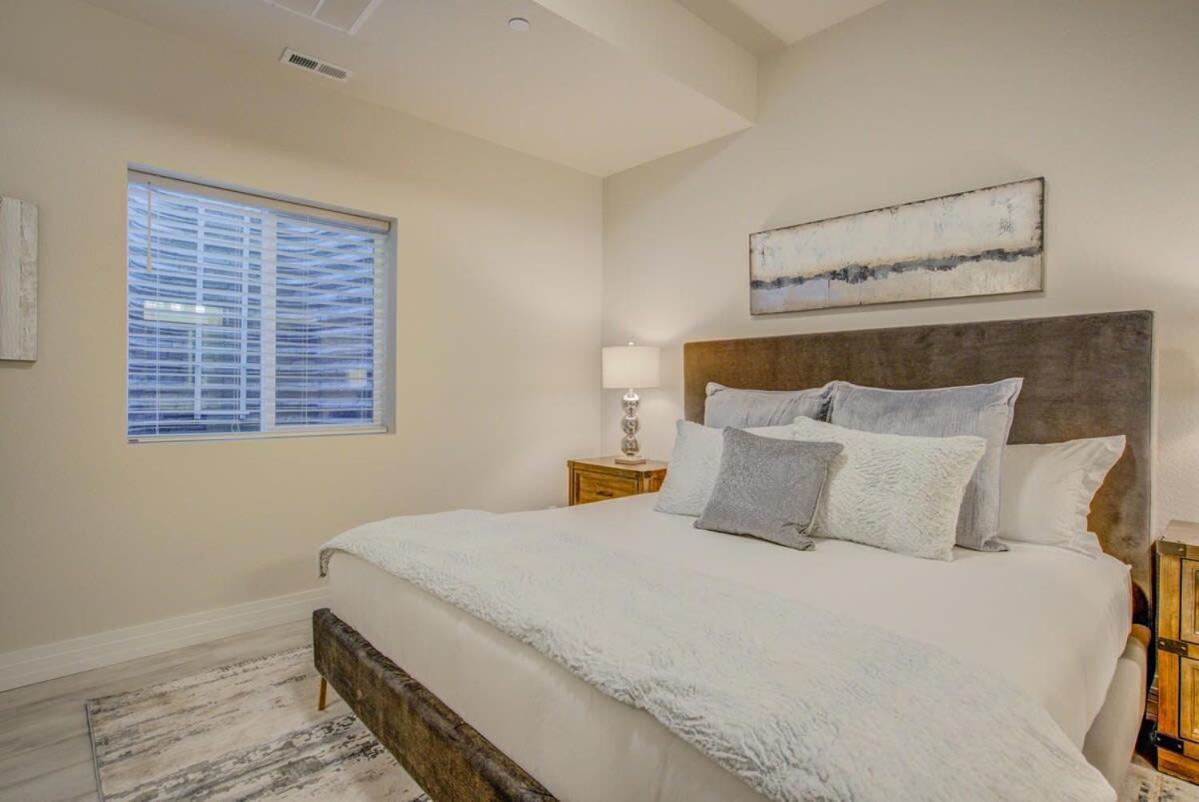 Holiday home 4br Urban Rooftop Patio With Views *