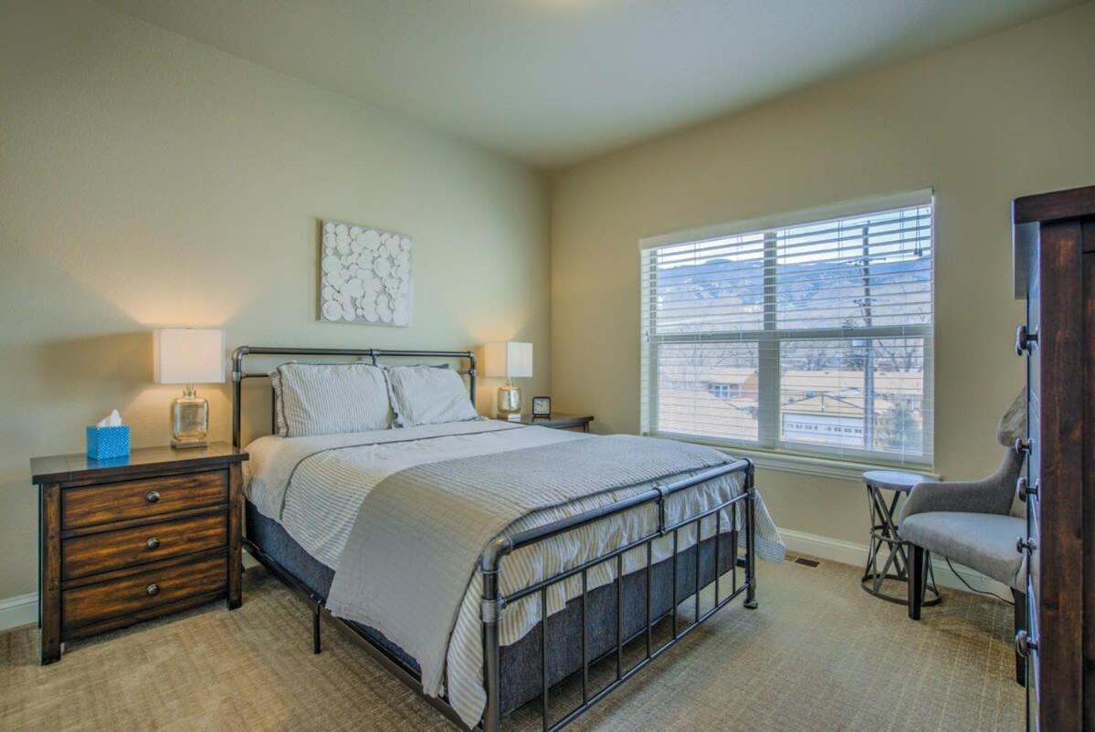 4bd Pikes Peak Views Minutes To Hiking & Dining Holiday home Colorado Springs