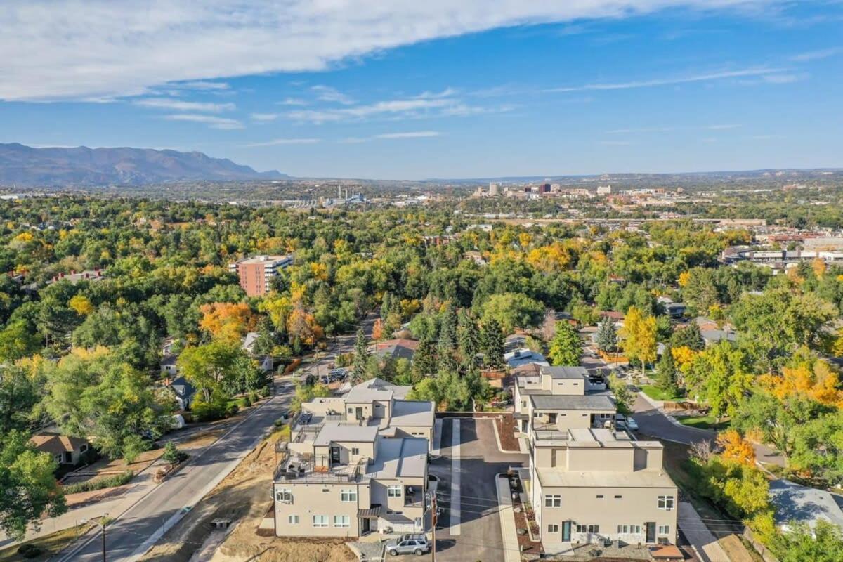 Holiday home 4bd Beautiful Rooftop Mountain Views New Townhome *