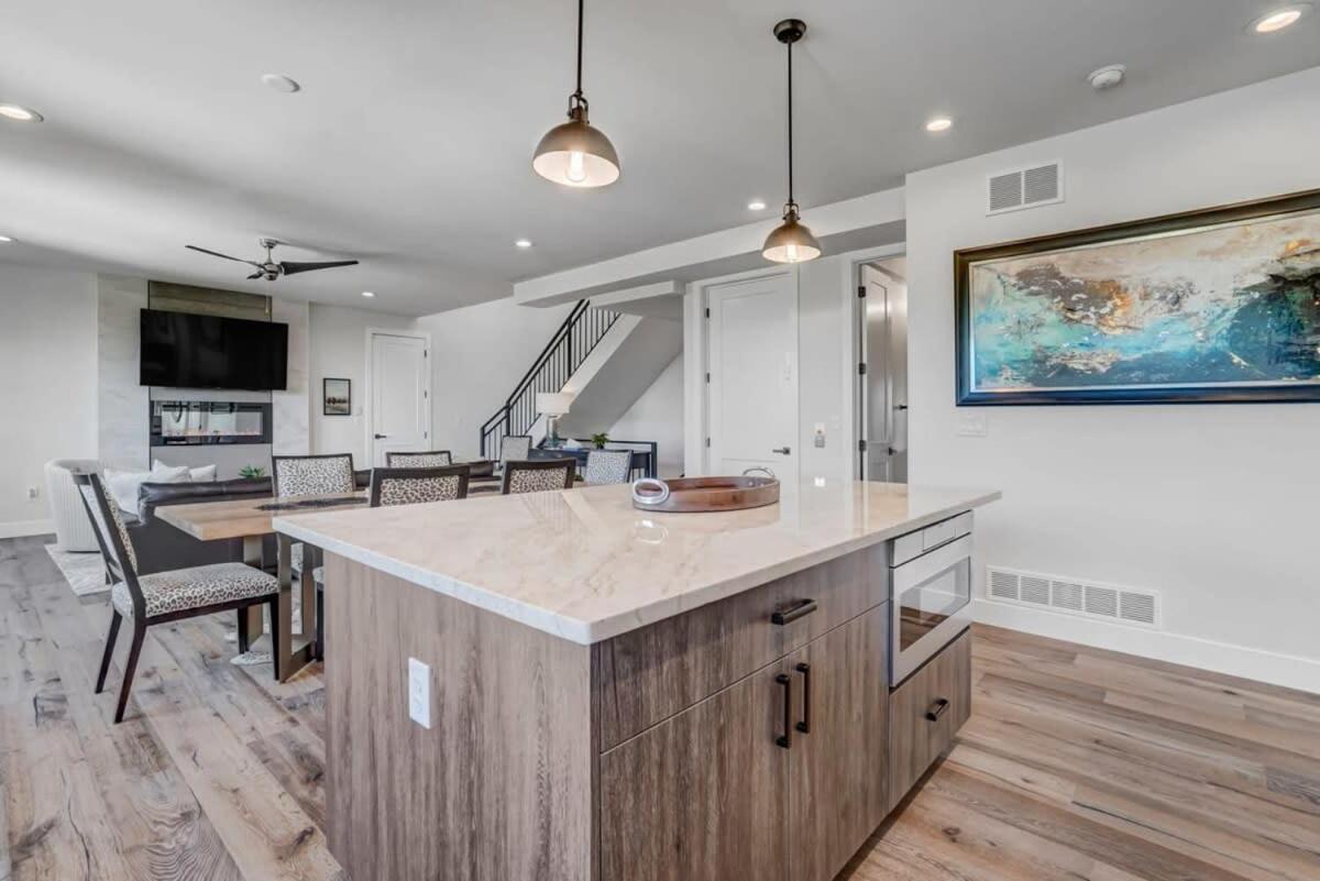 Holiday home 4bd Beautiful Rooftop Mountain Views New Townhome