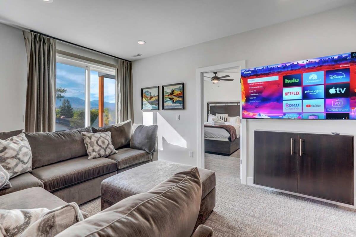 Holiday home 4bd Beautiful Rooftop Mountain Views New Townhome *