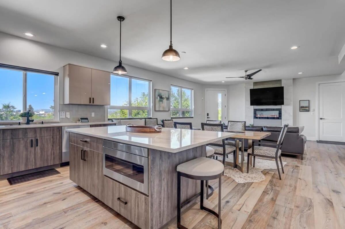 Holiday home 4bd Beautiful Rooftop Mountain Views New Townhome