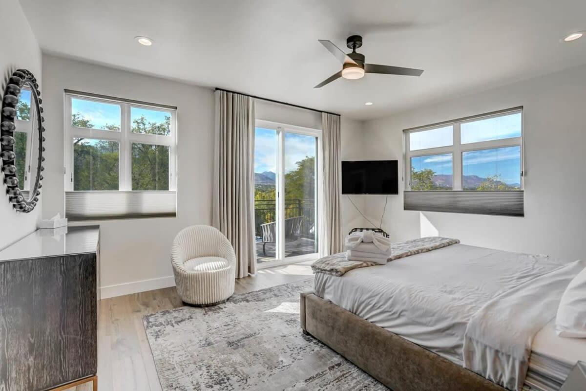 Holiday home 4bd Beautiful Rooftop Mountain Views New Townhome Colorado Springs