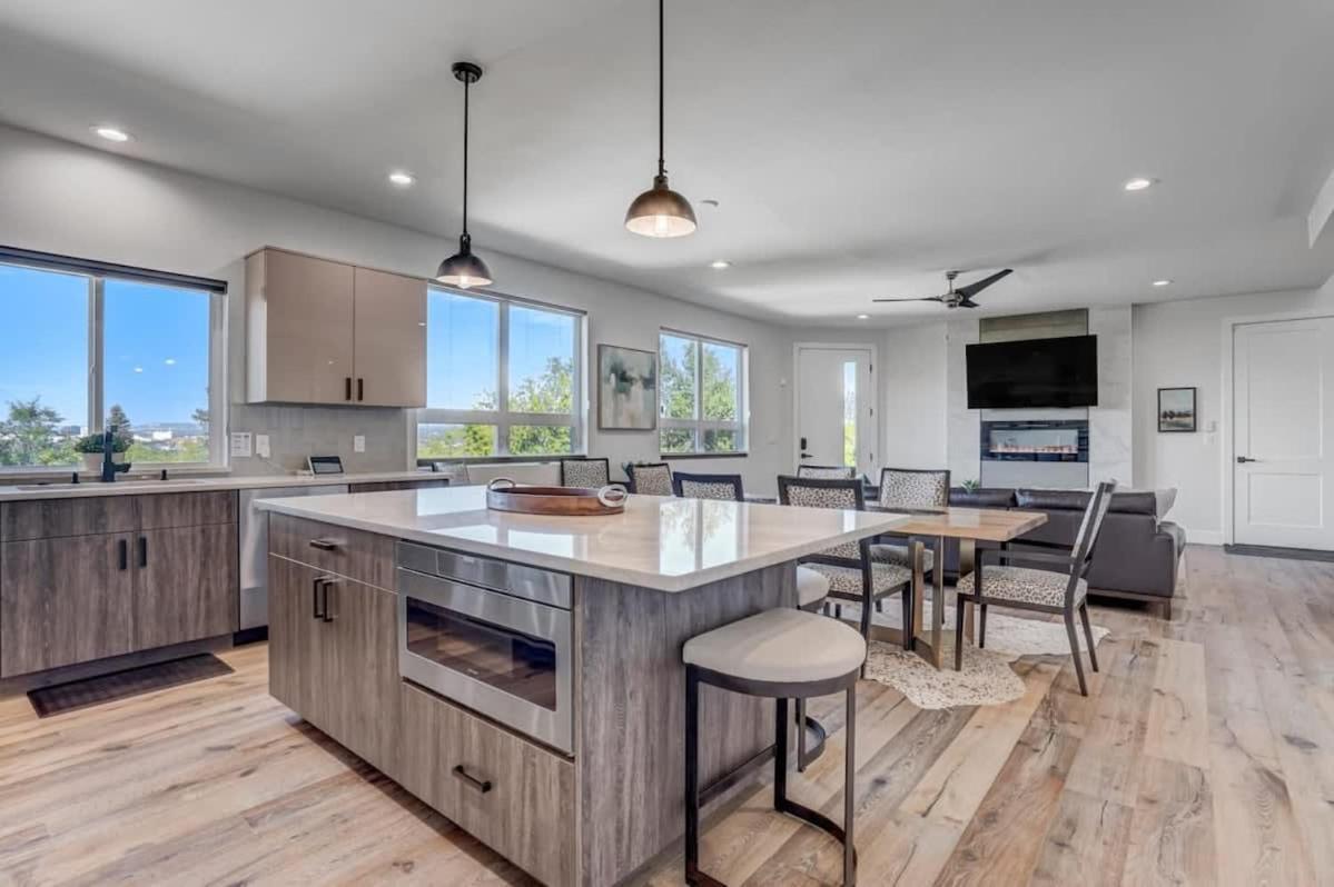 4bd Beautiful Rooftop Mountain Views New Townhome Holiday home