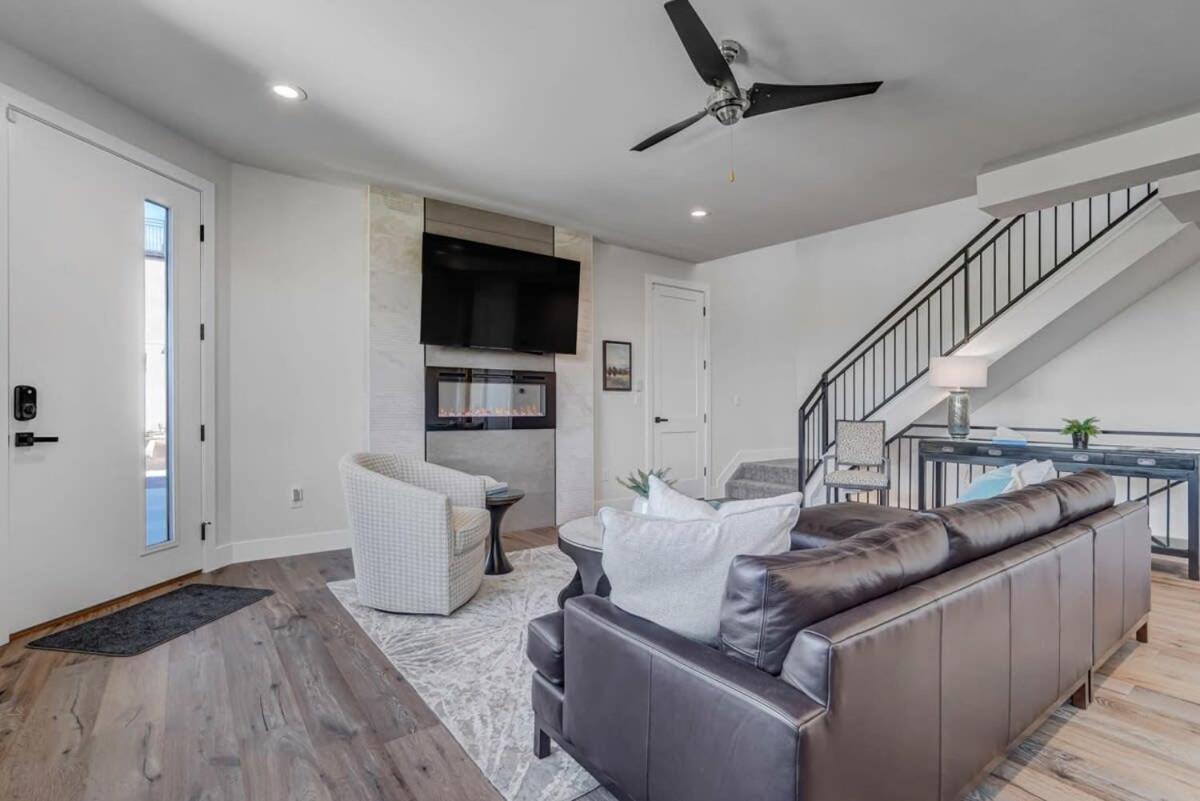 Holiday home 4bd Beautiful Rooftop Mountain Views New Townhome *