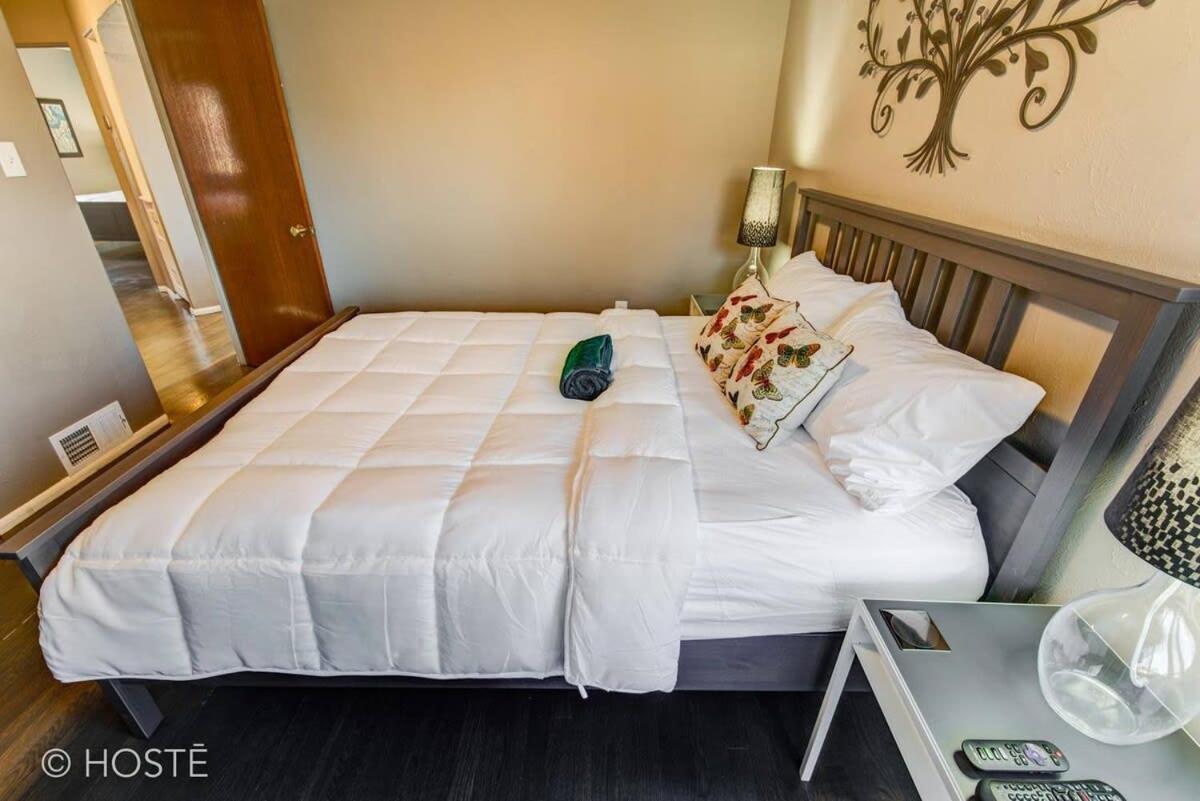 Holiday home 3bd Downtown Modern W Hot Tub & Grill