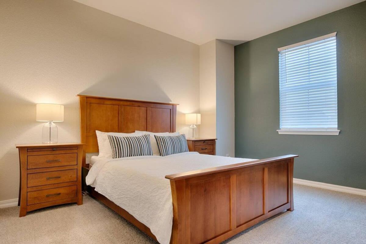 Holiday home 3br Luxury Townhome W Ac In Location *