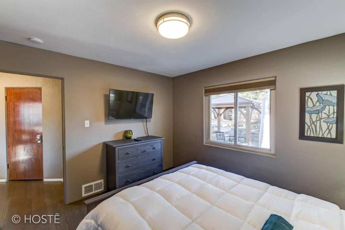 Holiday home 3bd Downtown Modern W Hot Tub & Grill