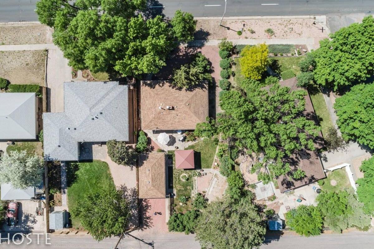 Holiday home 3bd Downtown Modern W Hot Tub & Grill *