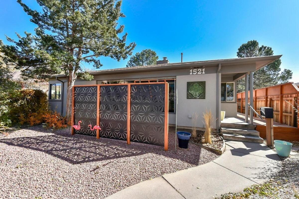 3bd Downtown Modern W Hot Tub & Grill Holiday home