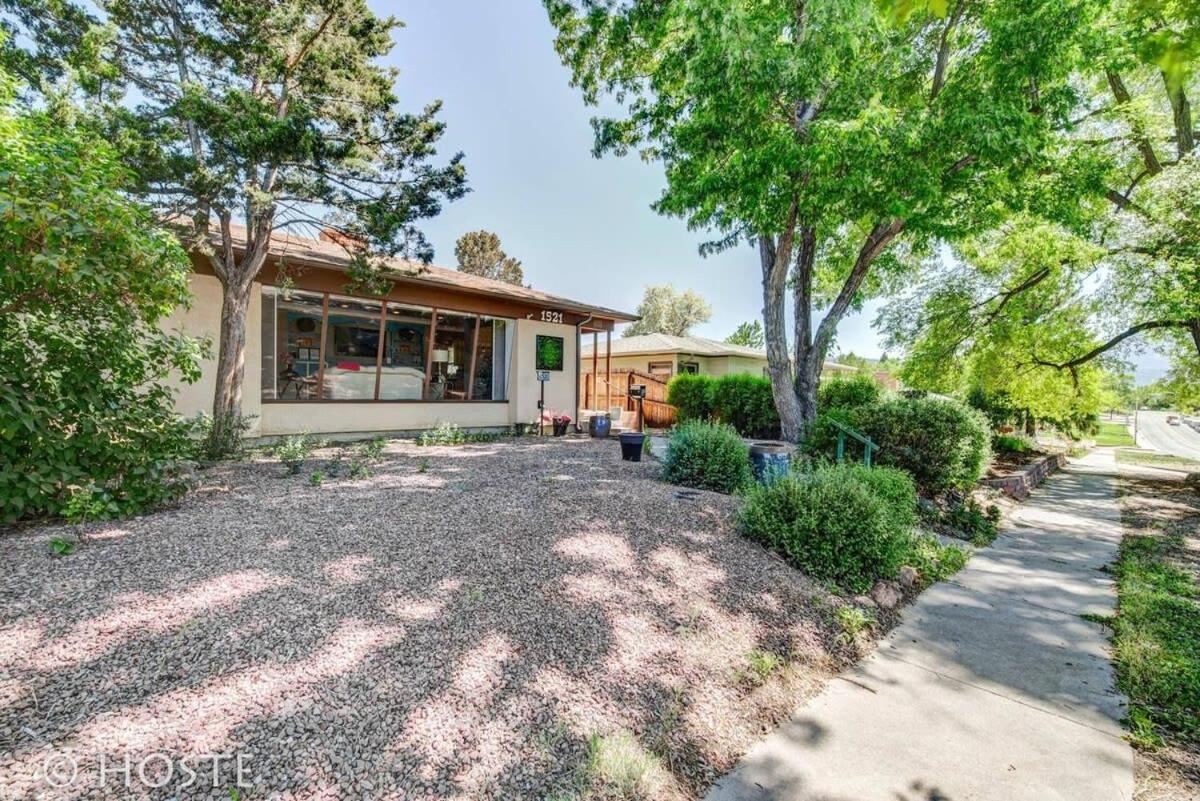 Holiday home 3bd Downtown Modern W Hot Tub & Grill
