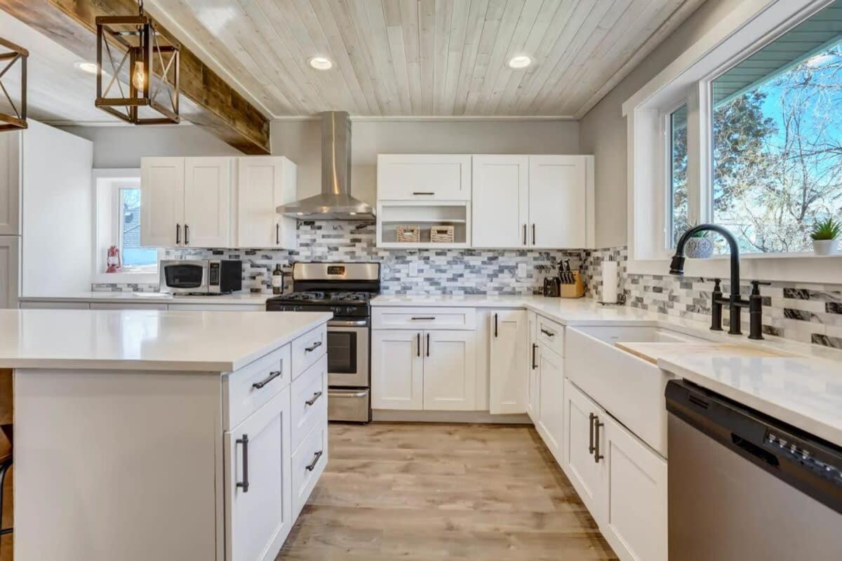 3br Modern W Lg Backyard Mtn Views & Hot Tub Holiday home