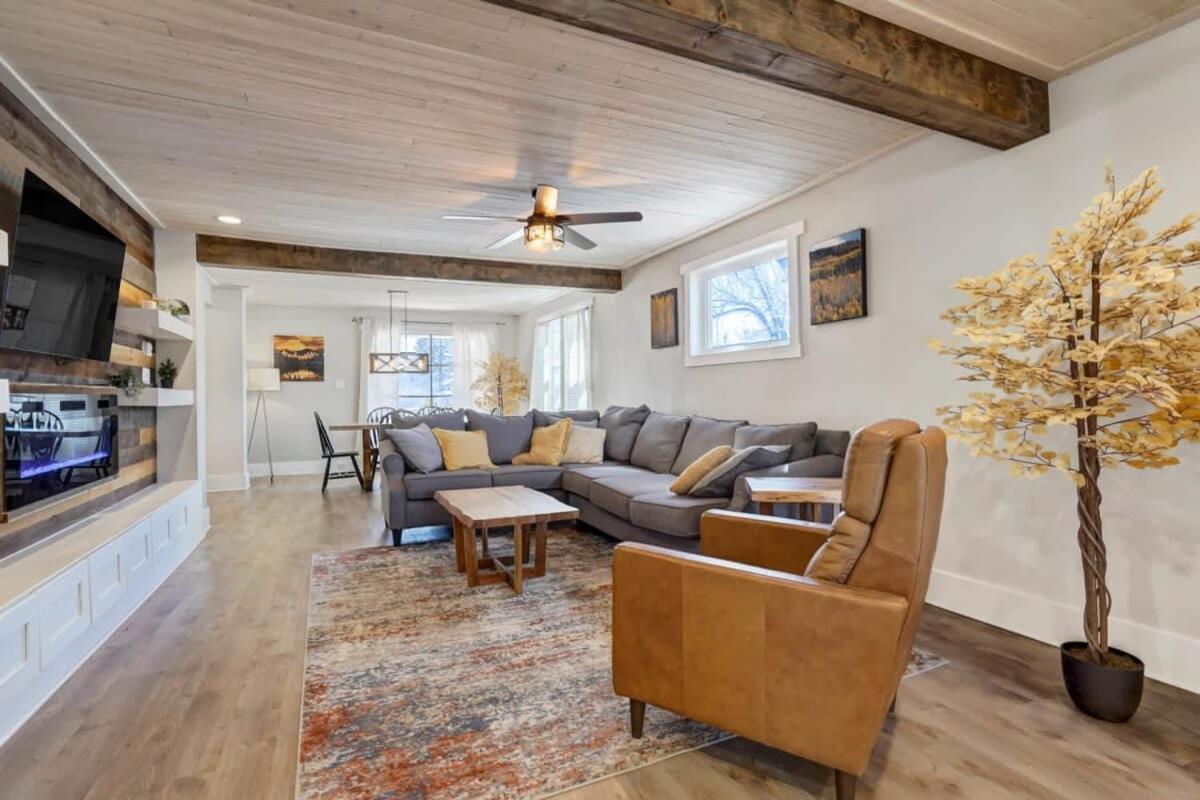 3br Modern W Lg Backyard Mtn Views & Hot Tub *