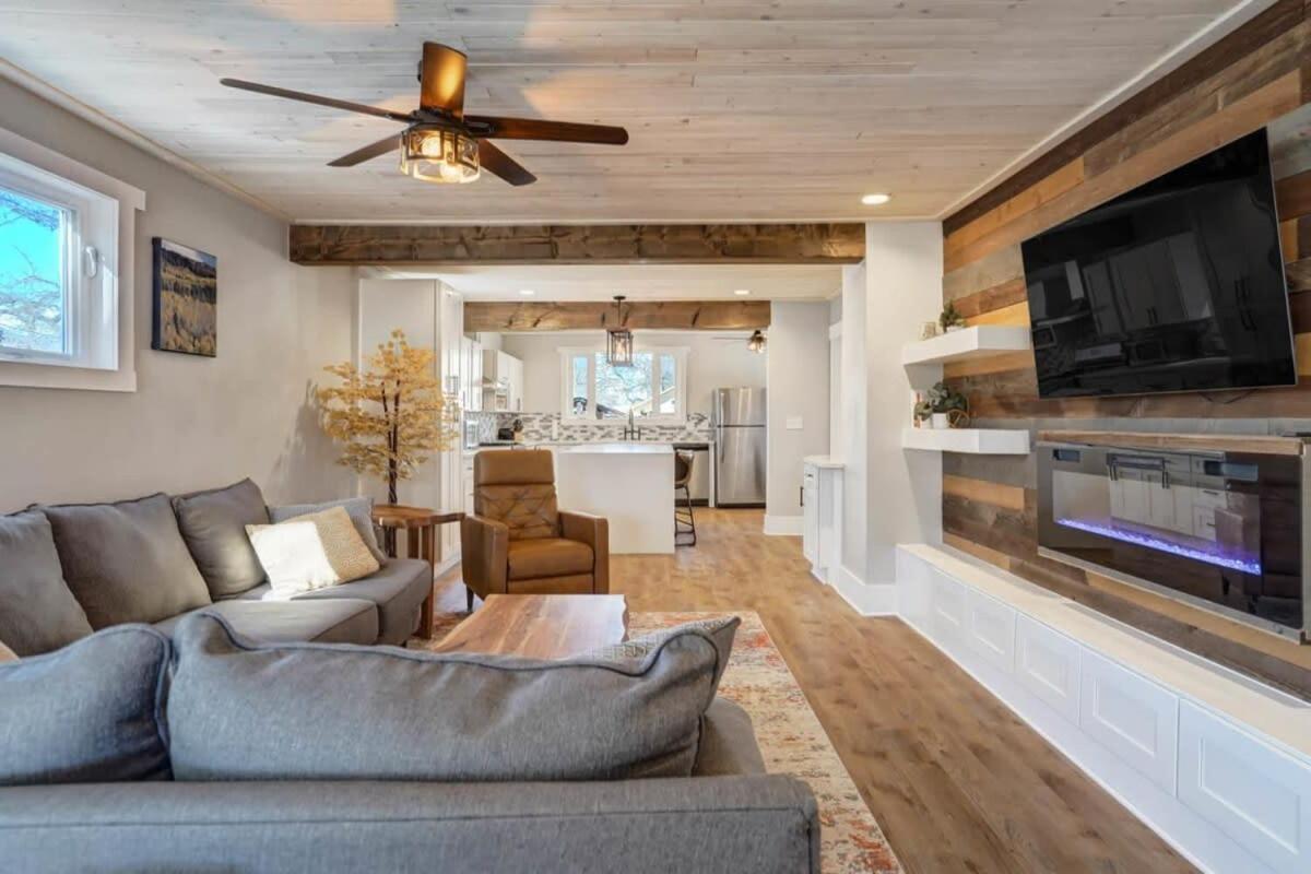 3br Modern W Lg Backyard Mtn Views & Hot Tub *