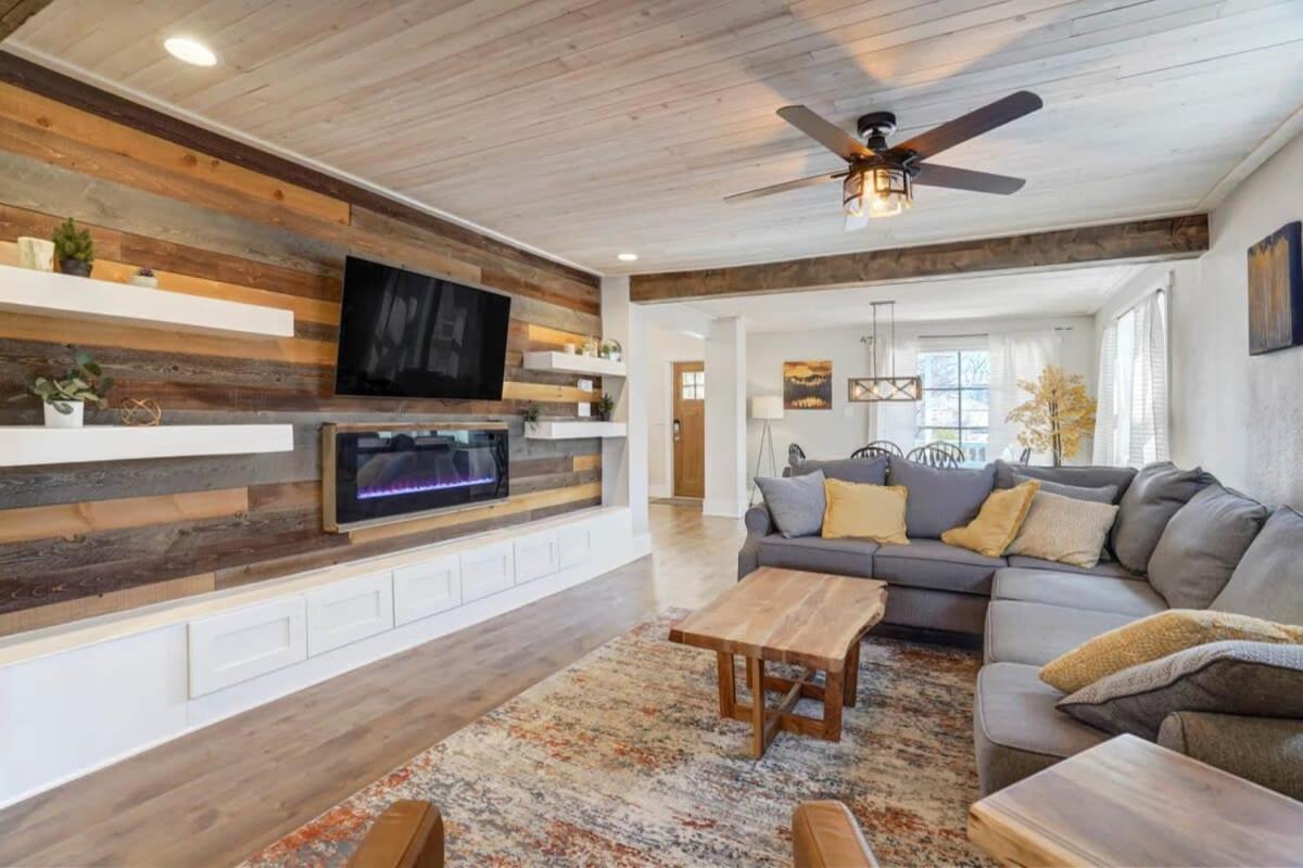 3br Modern W Lg Backyard Mtn Views & Hot Tub Holiday home *